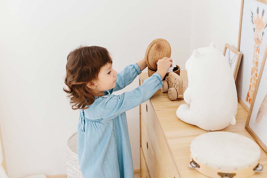 grande soeur dans la chambre de bebe